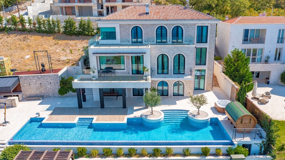 installation of Villa Tudor by Metrum Project