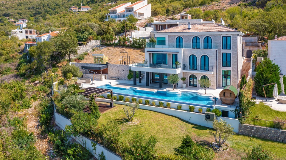 installation of Villa Tudor by Metrum Project
