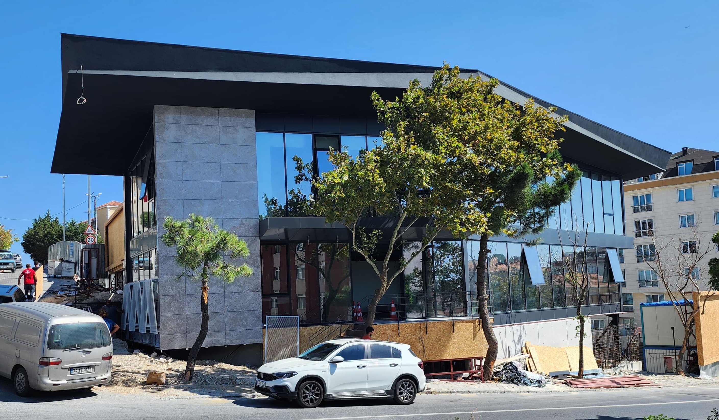 installation of Can Modern Building by Metrum Project
